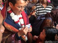 Ekspresi Sandiaga ketika diberi satu keping CD kompilasi lagu gereja