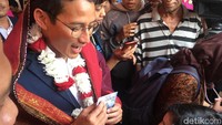 Seorang anak perempuan datang menghampiri Sandiaga saat hendak meninggalkan lokasi acara. Dia memberikan Sandiaga sekeping CD lagu kompilasi gereja. Sandiaga tampak terkejut gembira.