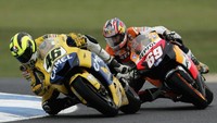 Pada tahun tersebut, Valentino Rossi kalah dari Nicky Hayden. Kala itu, Rossi yang sudah diambang juara dunia MotoGP justru kalah di seri pamungkas ketika dirinya terjatuh dan finis jauh di belakang. Alhasil, Rossi gagal dan mahkota juara MotoGP jatuh pada Nicky Hayden. Foto: Robert Cianflone/Getty Images