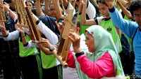 Kepala Satgas Saber Pungli Komjen Dwi Priyatno di kawasan car free day (CFD), Jalan Jenderal Sudirman, Jakarta Pusat, Minggu (12/11/2017), mengatakan selama setahun terakhir, sudah ada 33.110 laporan yang diterima. Dari laporan itu, Dwi menyebut sudah ada 2.676 tersangka yang diproses.