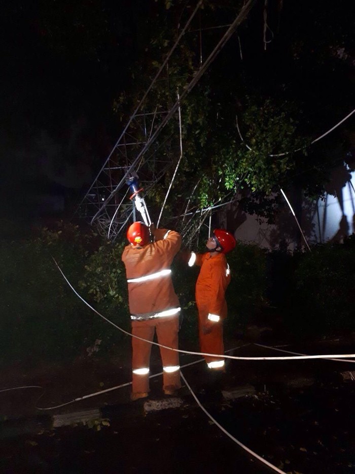 Tower Radio di Dinas Lingkungan Hidup DKI Roboh