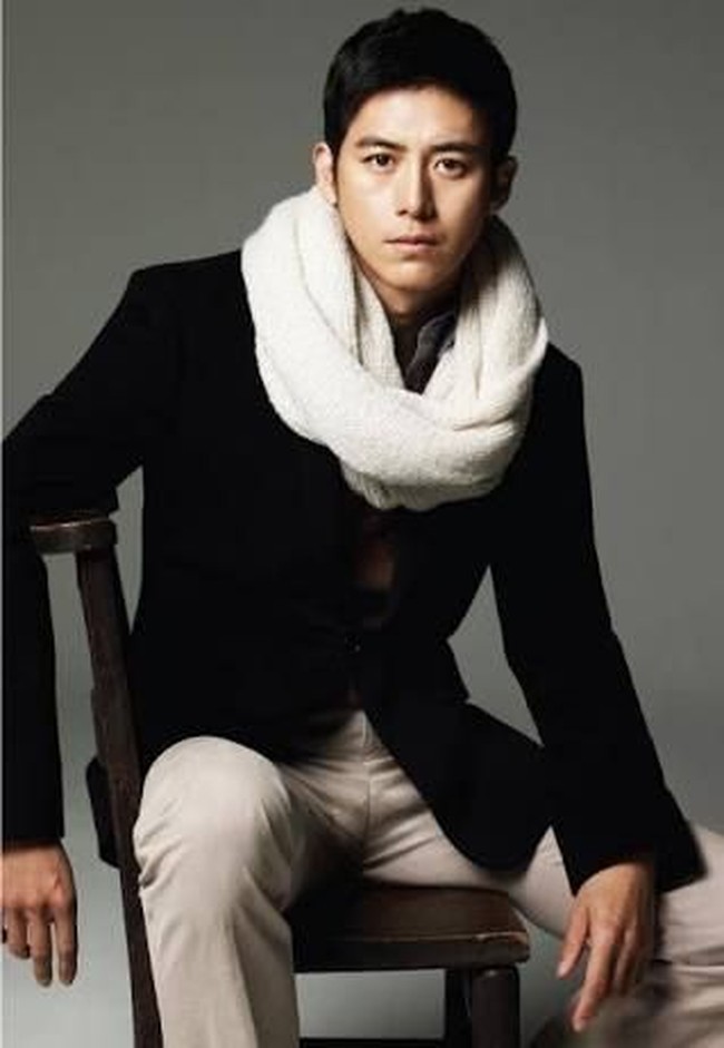 Wanita yang mengidolakan sosok aktor Korea berikut ini menggambarkan Go Soo terlalu sempurna ketampanannya. Aktor 39 tahun ini menarik perhatian ketika membintangi serial Marrying a Millionaire. Dalam serial itu, aktor yang kini sudah menjadi ayah dua anak itu memerankan sosok pengantar surat yang mendadak jadi artis karena diminta membintangi reality show soal kencan. Dia diminta menjadi pria kaya-raya single yang sedang mencari calon istri. Foto: Ist.