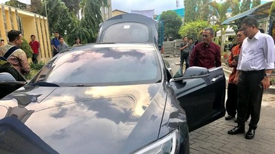 Jonan Lihat Mobil Listrik Tesla Dahlan Iskan