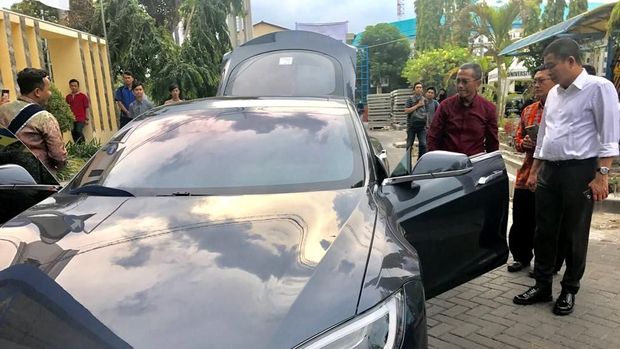 Menyimak 10 Menit Obrolan Jonan dan Dahlan Iskan Soal Mobil Listrik.