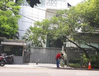 Buket Bunga Ucapan Ultah Berdatangan ke Rumah Novanto