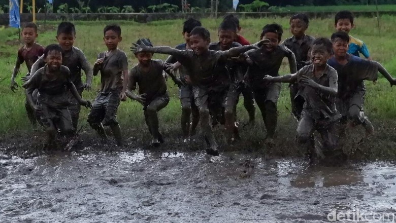 Mandi Lumpur di Rawa Lutung, Cara Bergembira Tanpa Gadget Mandi Lumpur di Rawa Lutung, Cara Bergembira Tanpa Gadget