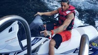 Di luar itu, pesaing Marquez ini juga punya kegemaran olahraga lain untuk memacu adrenalinnya di atas air. Beberapa kali di profil Instagramnya Andrea memperlihatkan kesenangannya mengendarai jet ski. Foto: Instagram/andreaiannone