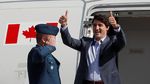 Gaya PM Kanada Trudeau Gendong Bayi dan Beli Fast Food di Manila