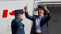 Saat tiba di Filipina, PM Trudeau sudah punya gaya berbeda. Tak meulu serius, dia mengacungkan dua jempolnya (Foto: REUTERS/Erik De Castro)