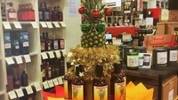 Tak hanya di rumah dan apartemen mungil toko wine juga memakai nanas sebagai pohon natal. Toko wine @dunellswines memajang nanas sebagai sentre piece di tokonya sehingga suasana jadi meriah.Foto: Istimewa