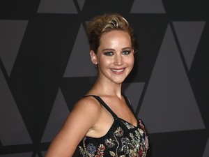 Jennifer Lawrence Berikan Kris Jenner Mobil Porsche untuk Kado Natal
