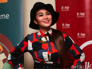 Penyanyi Fitri Carlina Hebohkan Rakernas II ASITA di Surabaya