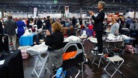 Suasana ruang tunggu menunggu giliran tampil (Foto: Dok. REUTERS/Hannibal Hanschke)