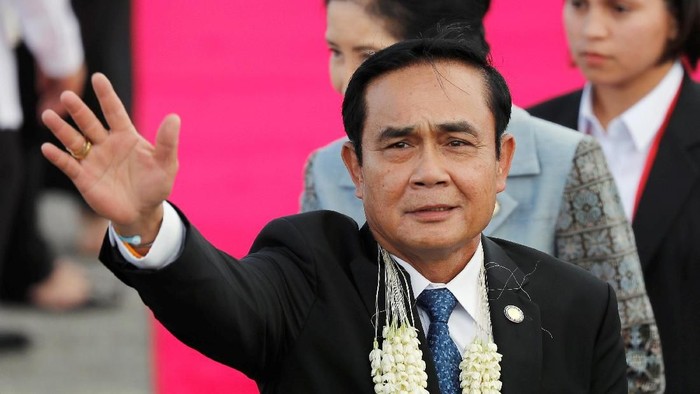 Thailands Prime Minister Prayuth Chan-ocha waves to the crowd upon his arrival to attend the Association of Southeast Asian Nations (ASEAN) Summit and related meetings in Clark, Pampanga, northern Philippines November 12, 2017. REUTERS/Erik De Castro
