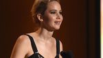 Jennifer Lawrence Pamer Pinggang Ramping di Karpet Merah