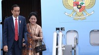 Jokowi dan delegasi bertolak dari Vietnam menuju Filipina menggunakan pesawat Kepresidenan (Foto: Dok. Manan Vatsyayana/AFP)