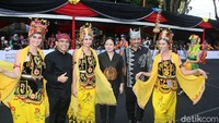 Bupati Anas, Menko Puan dan Menpar Arif Yahya ikut berpose bersama bule penari gandrung yang juga ikut memeriahkan BEC (Putri Akmal/detikTravel)