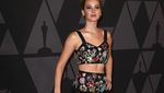 Jennifer Lawrence Pamer Pinggang Ramping di Karpet Merah