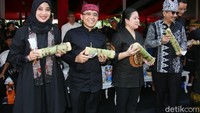 Bupati Banyuwangi Abdullah Azwar Anas didampingi Istri Ipuk Festiandani, Menko Bidang Pembangunan Manusia dan Kebudayaan Puan Maharani dan Menteri Kebudayaan Arif Yahya saat menerima kuliner osing nasi lemang di BEC 2017 (Putri Akmal/detikTravel)
