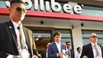 Gaya PM Kanada Trudeau Gendong Bayi dan Beli Fast Food di Manila