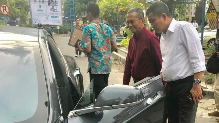 Jonan Lihat Langsung Mobil Tesla Dahlan Iskan Di Surabaya