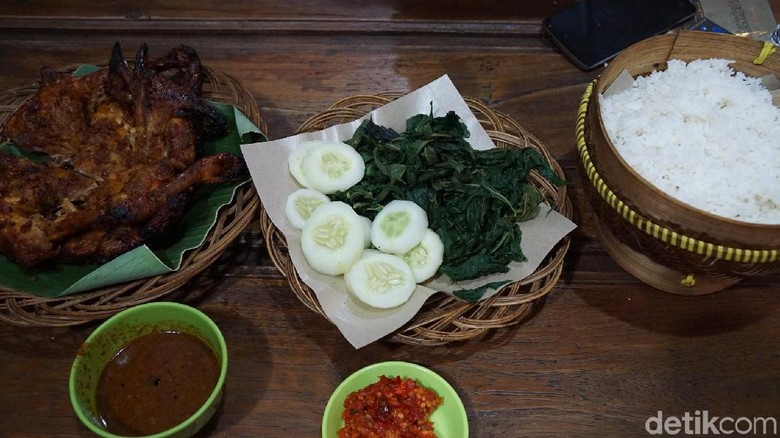 Menu ayam panggang Mbah Dinem di Sleman (Shinta Angriyana/detikTravel) Menu ayam panggang Mbah Dinem di Sleman (Shinta Angriyana/detikTravel)