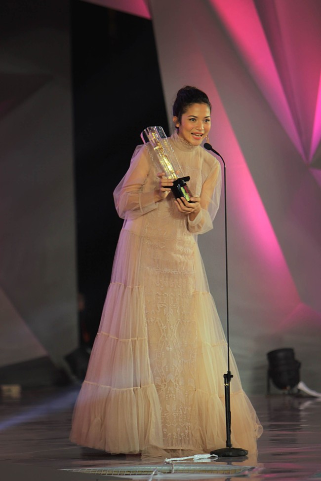 Berkat aktingnya di film Posesif, tak di sangka Putri Mirano mendapatkan penghargaan sebagai Pemeran Utama wanita terbaik di ajang Festival Film Indonesia (FFI) 2017. Foto: (Panitia FFI 2017)