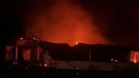 Gedung Mapolres terbakar pada Minggu dini hari sekitar pukul 02.45 WIB. Api membakar seluruh bagian gedung. (Foto: Dok. Istimewa)
