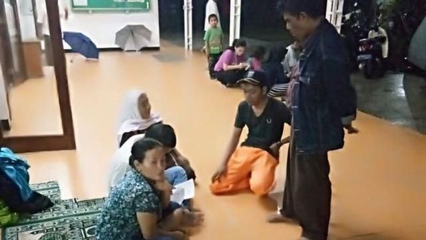 Puluhan warga Jatipadang mengungsi di Masjid
