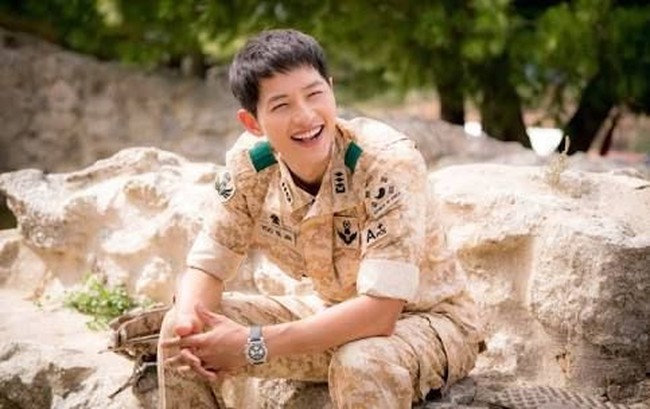 Inilah aktor Korea yang baru saja membuat banyak wanita patah hati, Song Joong Ki. Pria yang baru saja menikahi Song Hye Kyo itu memang tidak diragukan lagi ketampanannya sehingga diidolakan banyak wanita. Bahkan lawan mainnya dalam The Battleship Island, Kim Soo Ahn, pun mengakuinya. “Aku sangat suka Song Joong Ki, sampai membuatku tidak fokus di lokasi syuting,” kata Soo Ahn. Foto: Ist.