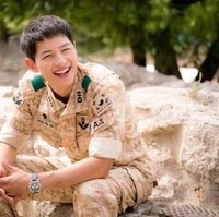 Inilah aktor Korea yang baru saja membuat banyak wanita patah hati, Song Joong Ki. Pria yang baru saja menikahi Song Hye Kyo itu memang tidak diragukan lagi ketampanannya sehingga diidolakan banyak wanita. Bahkan lawan mainnya dalam The Battleship Island, Kim Soo Ahn, pun mengakuinya. “Aku sangat suka Song Joong Ki, sampai membuatku tidak fokus di lokasi syuting,” kata Soo Ahn. Foto: Ist.