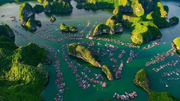 ‘Lan Ha Bay’ karya fotografer Son Tong kategori Aerials. Lan Ha Bay adalah teluk kecil yang ada di Cat Ba Island, pulau terbesar di kawasan Halong Bay banyak orang tinggal di sana dengan bertani ikan. Foto: National Geographic