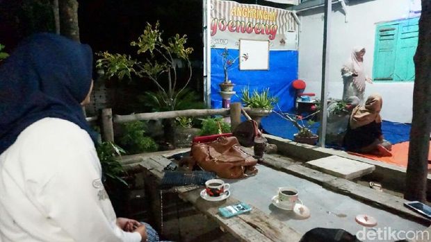 Nongrong Angkringan Goenoeng ini Bisa Gratis Belajar Bahasa Inggris