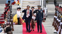 Malam nanti, Jokowi dan Iriana menghadiri Special Gala Celebration for The 50th Anniversary of ASEAN yang dihelat di SMX Convention Center. (Foto: Dok. Manan Vatsyayana/AFP)