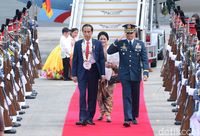 Jokowi-Iriana Disambut Tarian dan Seikat Bunga Saat Tiba di Filipina