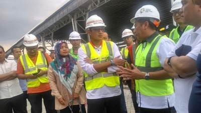 Foto: Sandiaga Tinjau Proyek Asian Games