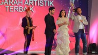 Allan Sebastian juga mewakili Pengabdi Setan menang di kategori Pengarah Artistik Terbaik. (Panitia FFI 2017)