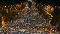 Massa aksi dari anak-anak memegang plakat bergambar anggota parlemen yang dipenjara. (Foto: Dok. REUTERS/Albert Gea)
