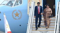 Momen ini terlihat saat Jokowi dan Iriana tiba di Manila, Filipina. Keduanya menghadiri KTT ASEAN. Jokowi tampak menggenggam erat tangan Iriana turun dari pesawat kepresidenan. Foto: Laily Rachev/Biro Pers Setpres