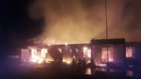 Saat proses pemadaman, salah satu personel damkar melihat dua orang berpakaian serba hitam dengan gerak-gerik mencurigakan dan membawa busur panah. (Foto: Dok. Istimewa)