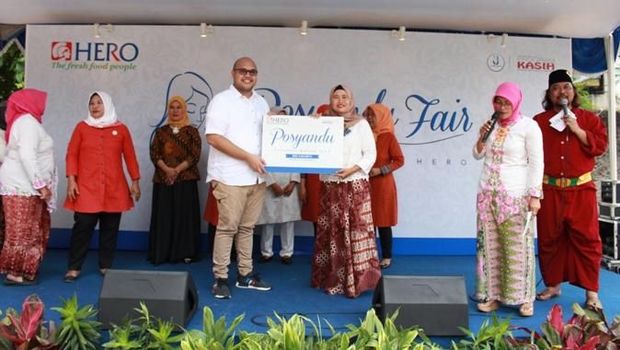Tony Mampuk, GM Corporate Affairs Hero Supermarket secara simbolis memberikan penghargaan kepada Posyandu Terbaik 2017 untuk Wilayah Jakarta, yang dimenang oleh Posyandu Belimbing, Kelurahan Pondok Pinang, Jakarta Selatan. Pemilihan Kader dan Posyandu terbaik di Wilayah Jakarta Selatan melibatkan 28 posyandu dan lebih dari 200 kader.