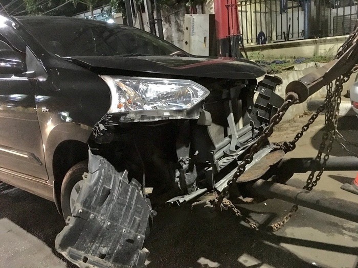 Minibus Tabrak Separator Busway di Jl MT Haryono: Sudah Dievakuasi