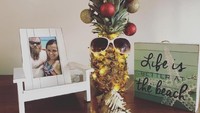 Wah, ada suasana tropis di dalam ruangan. Sunglasses dan hiasan Natal membuat keceriaan. Apalagi aroma wangi nanas bikin suasana makin ceria. Foto: Istimewa