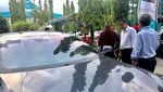 Jonan Lihat Mobil Listrik Tesla Dahlan Iskan