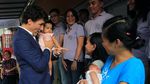 Gaya PM Kanada Trudeau Gendong Bayi dan Beli Fast Food di Manila