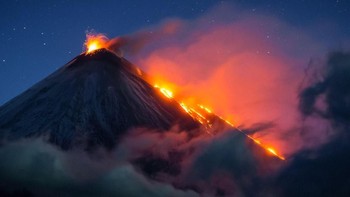 ‘Volkano’ karya fotografer Vladimir Voychuk kategori Landscape. Penampakan letusan lava di gunung Klyuchevskaya Sopka, Rusia. Foto: National Geographic