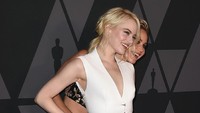 Jennifer Lawrence sempat bercanda dengan Emma Stone di momen red carpet sebelum memasuki acara. (Kevin Winter/Getty Images)