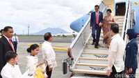 Momen Jokowi dan Iriana menggenggam tangan Iriana saat turun dari pesawat kepresidenan di Manila, Filipina. Foto: Laily Rachev/Biro Pers Setpres