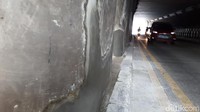 Ada 2 tiang beton yang ditambal. Penambalan itu berada di bagian bawah tiang. (Foto: Ahmad Bil Wahid/detikcom)