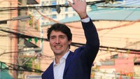 Saat Trudeau melambaikan tangan kepada warga. 